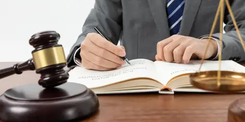 Here’s How Lawyers Handle Celebrity Accidents, Stunts & Paparazzi Cases