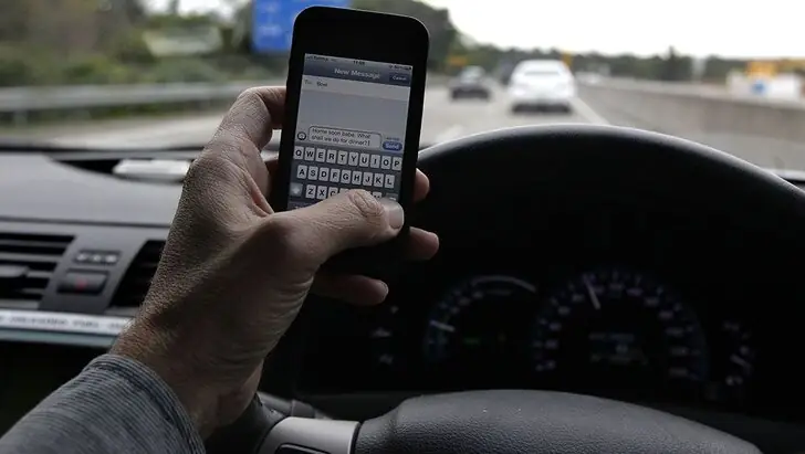 phone-while-driving-2